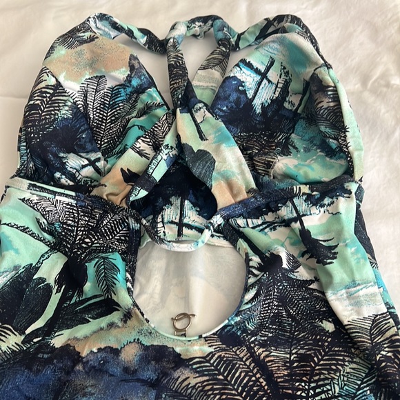 One piece - Picture 2 of 2